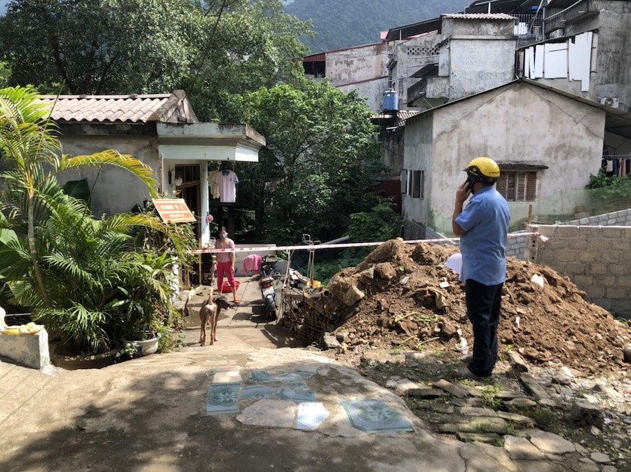 Tổ Covid cộng đồng Tổ 15, phường Minh Khai (TPHG) kiểm tra, theo dõi sức khỏe gia đình chị M.T.L có ca F0 điều trị tại nhà.