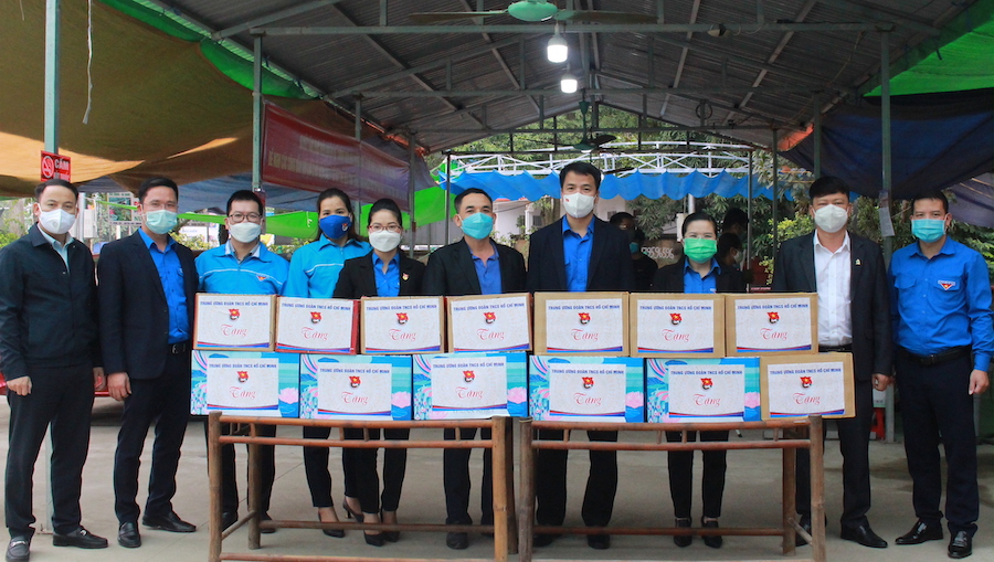 Đoàn công tác tặng quà, thăm hỏi cán bộ chốt kiểm soát cầu Trì (Bắc Quang)