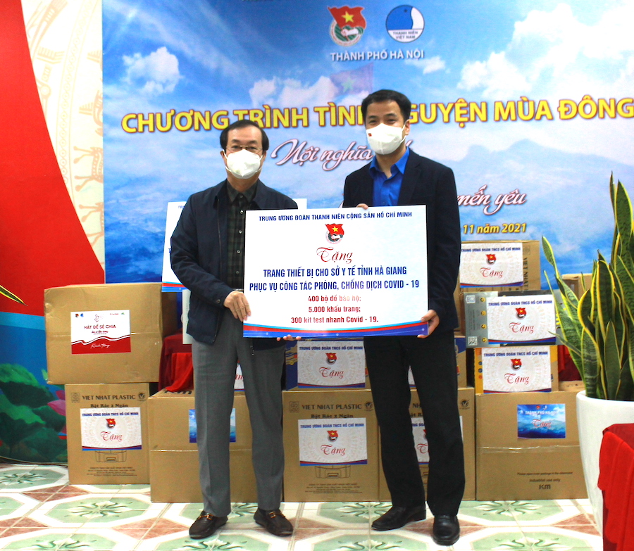 Lãnh đạo Sở y tế tiếp nhận quà hỗ trợ công tác phòng, chống dịch của T.Ư Đoàn