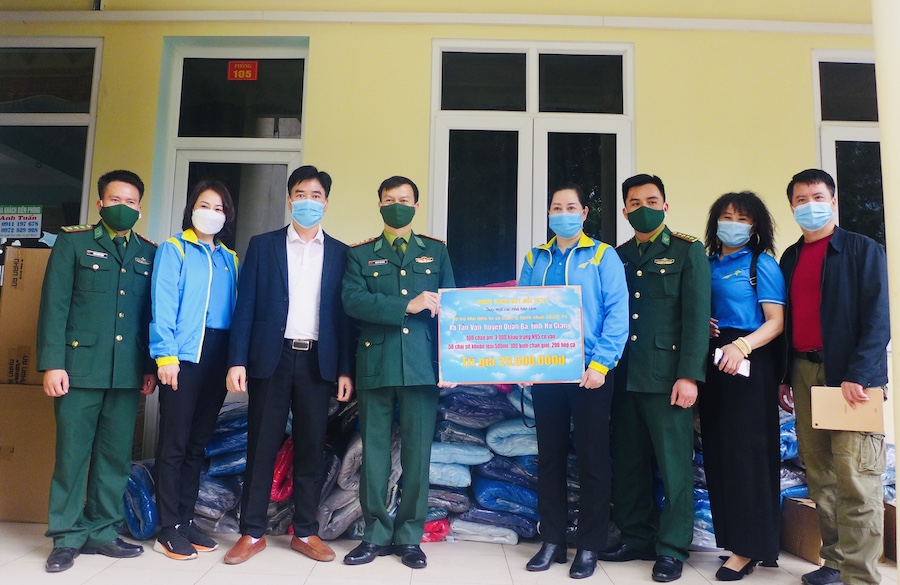 Đại diện nhóm thiện nguyện “Hành trình kết nối 1973” trao quà ủng hộ tại Bộ chỉ huy Bộ đội biên phòng tỉnh