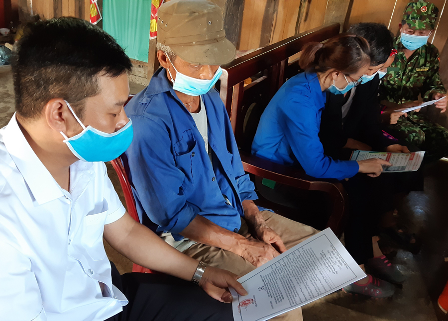 Các tổ chức chính trị xã Thanh Thủy (Vị Xuyên) tuyên truyền phòng, chống dịch bệnh Covid - 19 bằng tiếng địa phương đến đồng bào dân tộc thiểu số.
