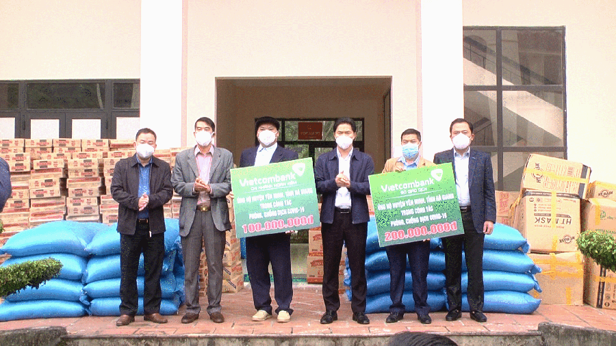 Trưởng Ban Tuyên giáo Tỉnh ủy Vũ Mạnh Hà trao quà hỗ trợ công tác phòng, chống dịch Covid-19 cho huyện Yên Minh.