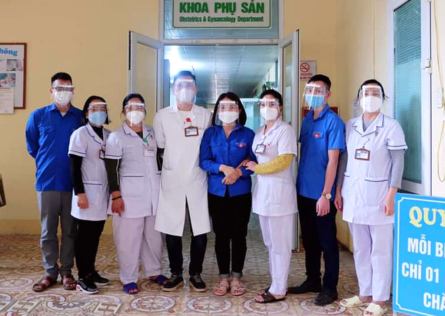 Những chiếc kính chắn giọt bắn sau khi sản xuất được phân bổ về các khoa trong bệnh viện