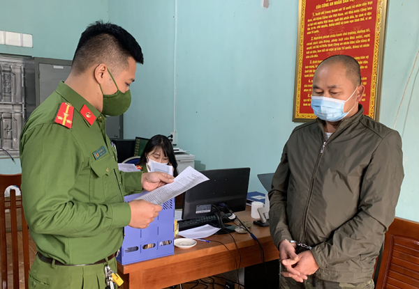 Tống đạt quyết định khởi tố bị can đối với Bùi Duy Trinh.