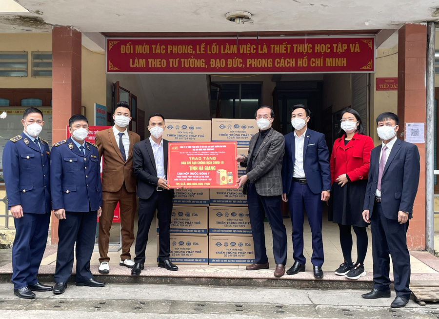 Đại diện các đơn vị trao quà cho Ban chỉ đạo phòng chống Covid-19 tỉnh.