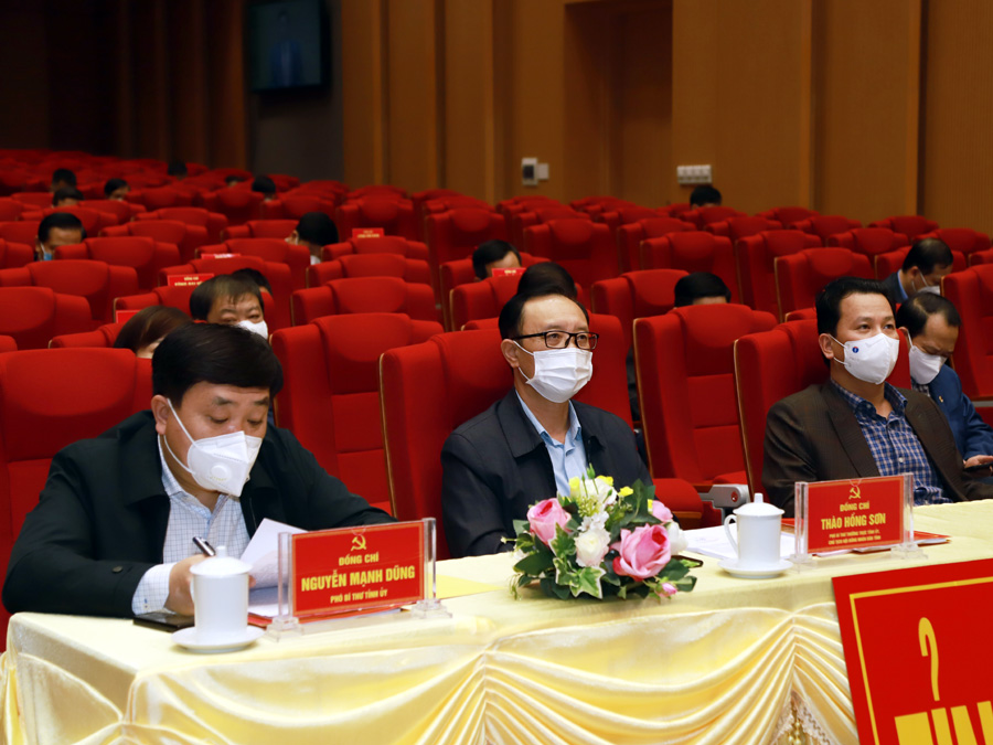 Bí thư Tỉnh ủy Đặng Quốc Khánh và các đồng chí Thường trực Tỉnh ủy dự tại điểm cầu tỉnh