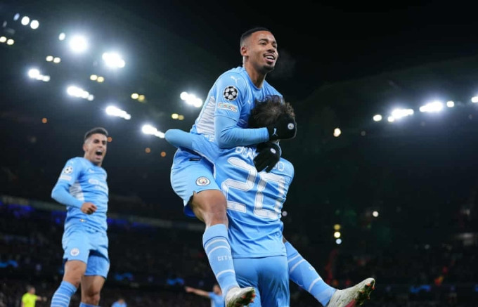 Gabriel Jesus tri ân Bernardo Silva sau bàn ấn định tỷ số 2-1.