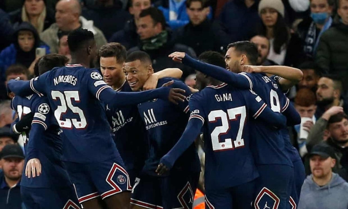 Đồng đội chia vui với bàn mở tỷ số của Mbappe trên sân Etihad. 