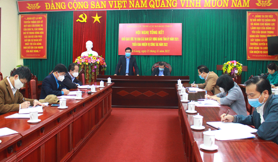 Các đại biểu dự hội nghị Khối giáo ước thi đua các ban xây dựng Đảng Tỉnh ủy