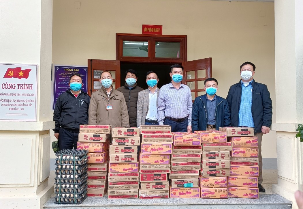 Lãnh đạo Agribank Chi nhánh Đồng Văn tặng quà khu cách ly xã Sảng Tủng.