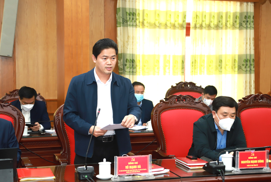 Trưởng ban Tuyên giáo Tỉnh ủy Vũ Mạnh Hà đề nghị tăng cường cập nhật, chuyển tải kiến thức phòng, chống dịch trong các trường học. Ứng dụng mạnh mẽ CNTT trong theo dõi, giám sát công tác phòng, chống dịch