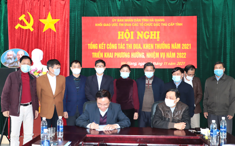 Khối các tổ chức hội đặc thù cấp tỉnh ký giao ước thi đua năm 2022.