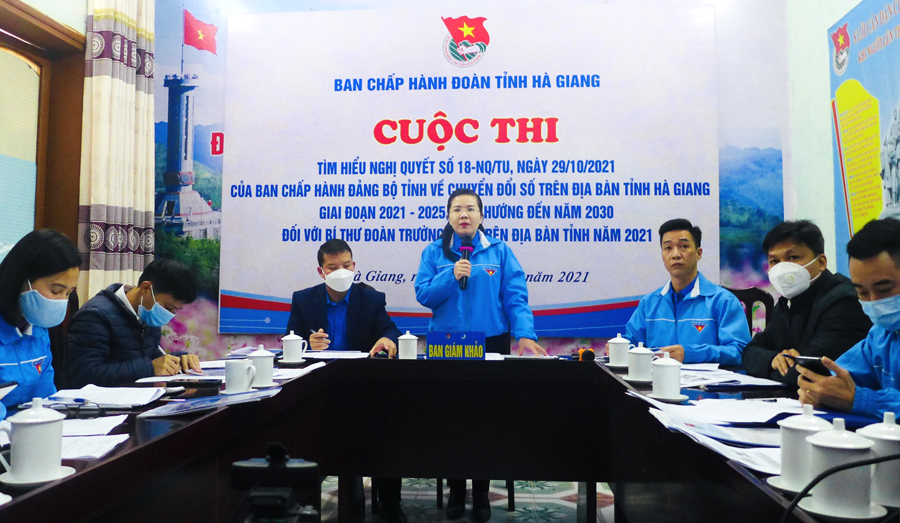 Ban giám khảo Hội thi tại điểm cầu Tỉnh đoàn Hà Giang. ảnh: Khánh Huyền