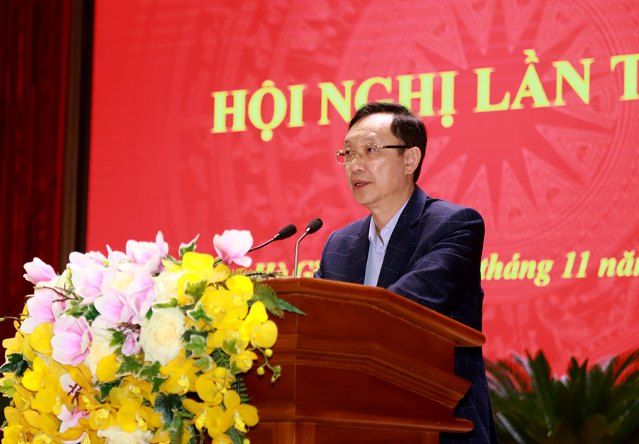 Phó Bí thư Thường trực Tỉnh ủy, Chủ tịch HĐND tỉnh Thào Hồng Sơn báo cáo công tác lãnh đạo, chỉ đạo của BTV Tỉnh ủy