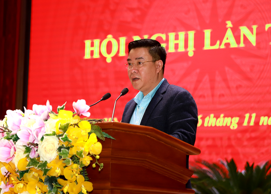 Phó Chủ tịch Thường trực UBND tỉnh Hoàng Gia Long trình bày dự thảo Nghị quyết về phát triển hạ tầng giao thông