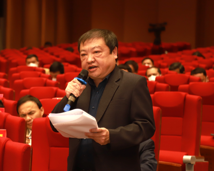 Giám đốc Sở Lao động, Thương binh và xã hội Sùng Đại Hùng thông tin, thảo luận về chương trình an sinh xã hội, việc làm và giảm nghèo.