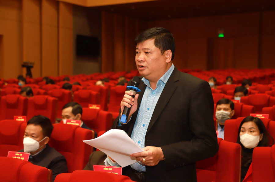 Giám đốc Sở Kế hoạch và Đầu tư Lương Văn Đoàn làm rõ kết quả thực hiện các chỉ tiêu năm 2021, đánh giá khả năng thực hiện các chỉ tiêu năm 2022.