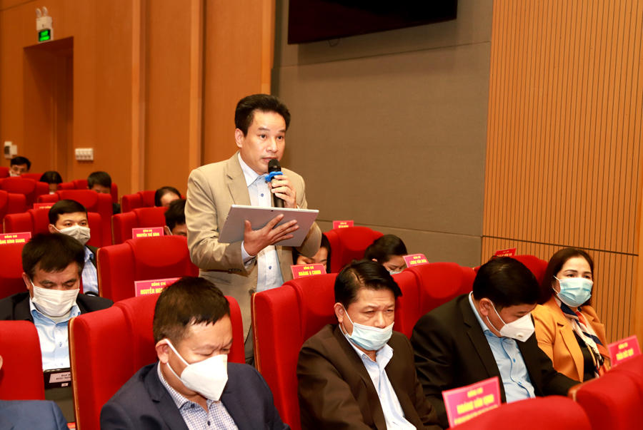 Giám đốc Sở Giáo dục và Đào tạo Nguyễn Thế Bình đề xuất các phương án dạy học ứng phó với tình hình dịch bệnh và dự báo tình hình học sinh trong năm tới để chủ động chuẩn bị cơ sở vật chất, trang thiết bị, giáo viên.