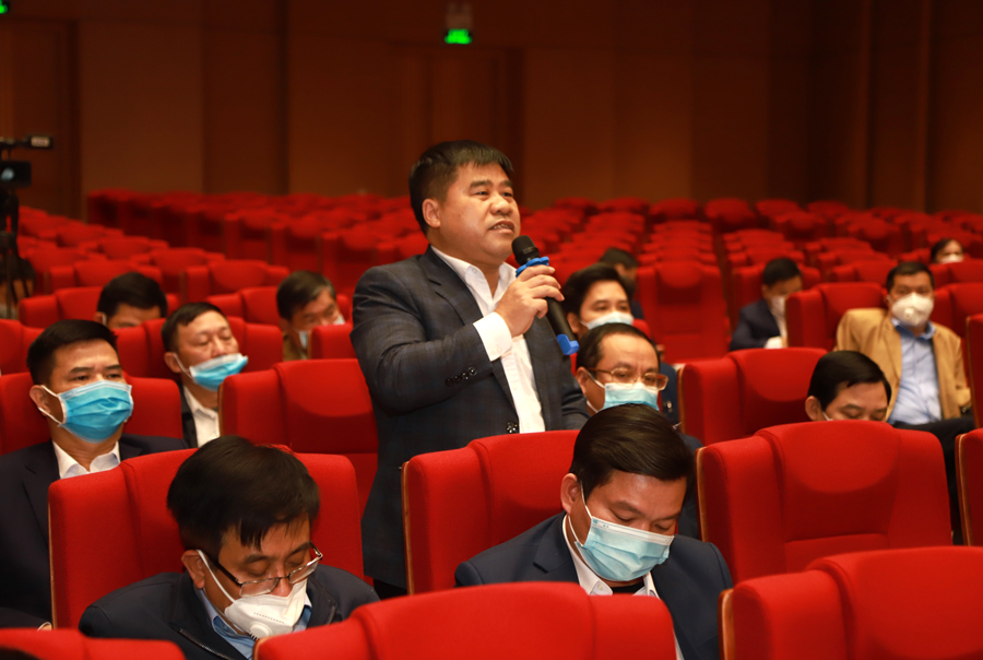 Chánh Văn phòng Nông thôn mới tỉnh Đỗ Tấn Sơn nêu khó khăn và giải pháp thực hiện cơ chế mới trong hỗ trợ làm được bê tông nông thôn.