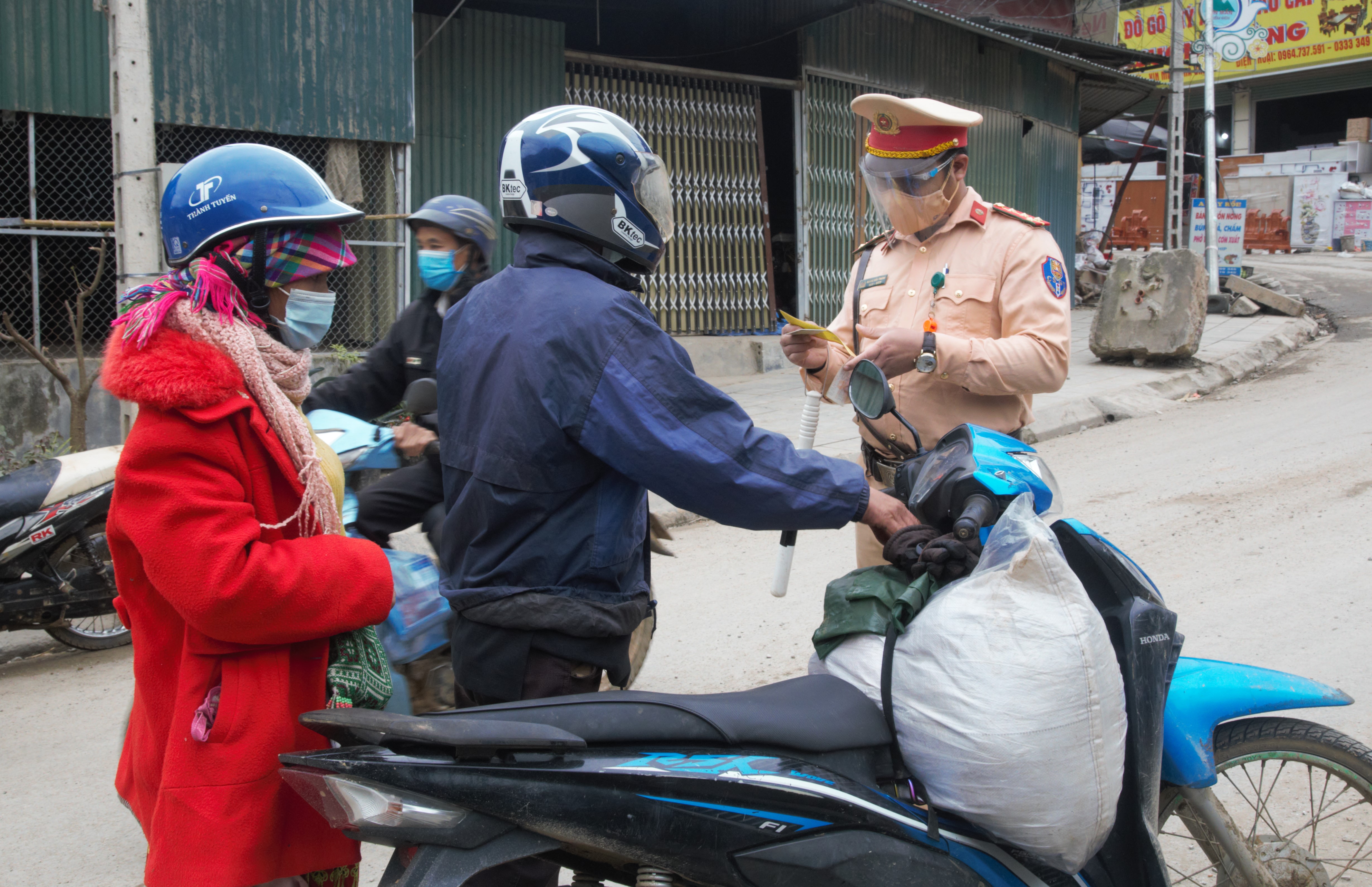 Lực lượng Cảnh sát giao thông, Công an huyện Xín Mần tuần tra kiểm soát trên các tuyến đường.