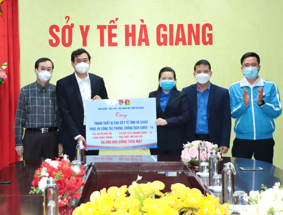 Tỉnh đoàn trao tặng trang thiết bị y tế phòng, chống dịch Covid-19 cho Sở Y tế.