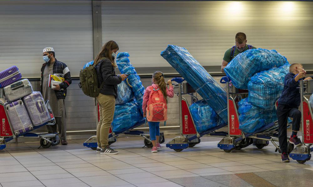 Các hành khách xếp hàng tại sân bay quốc tế OR Tambo ở Johannesburg, Nam Phi, hôm 26/11.