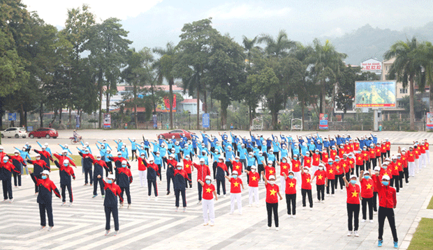 Các đại biểu, công chức, đoàn viên, người cao tuổi tham gia tập luyện các bài thể dục nâng cao sức khỏe.