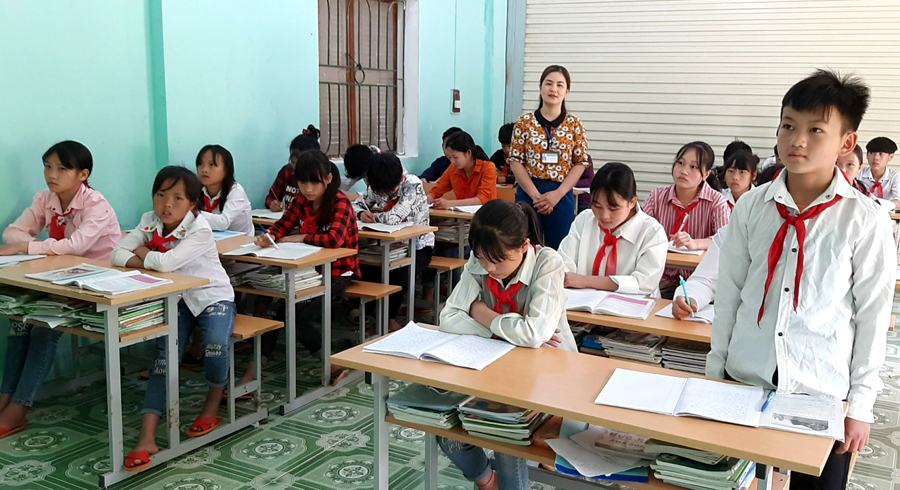 Em Vừ Mí Tủa tích cực tham gia phát biểu xây dựng bài.