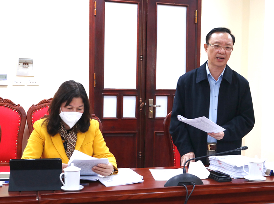Chủ tịch HĐND tỉnh Thào Hồng Sơn phát biểu tại buổi họp thẩm tra.