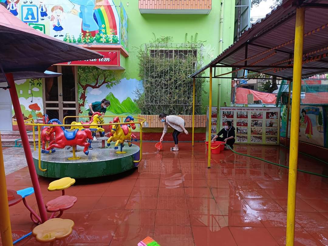 Các cô giáo Trường Mầm non Hoa Sen đang vệ sinh khuôn viên trường.