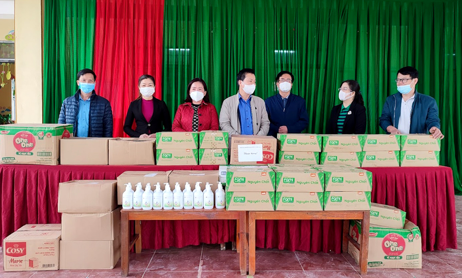Đồng chí Trần Quang Minh trao nhiều phần quà do các nhà hảo tâm ủng hộ cho các trường học.