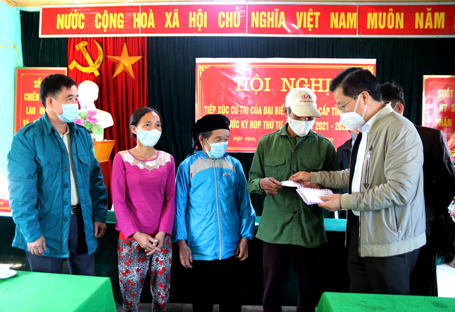 Chủ nhiệm UBKT Tỉnh ủy Trần Quang Minh tặng quà cho 3 hộ nghèo và Ban quản lý thôn Minh Thắng.