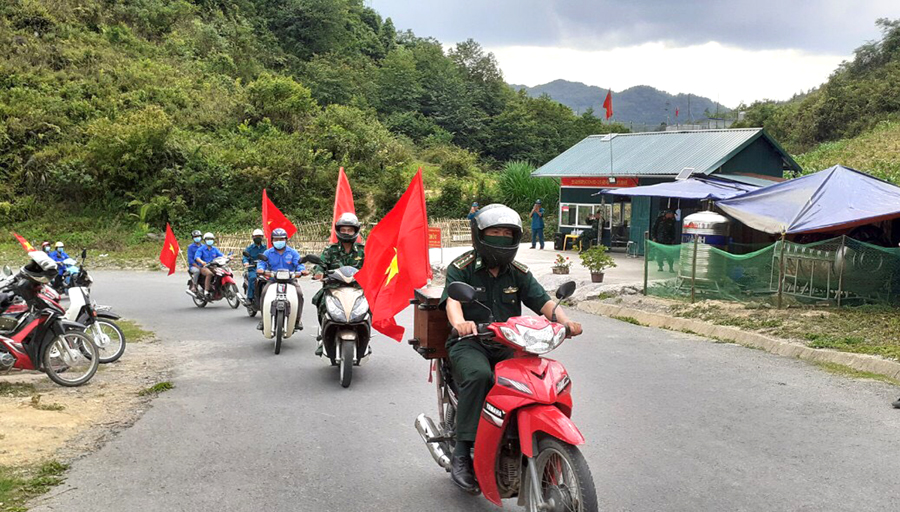  Cán bộ Đồn Biên phòng Lũng Cú tuyên truyền phòng, chống dịch bệnh Covid-19.