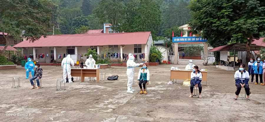  Lực lượng y tế xã Thuận Hòa (Vị Xuyên) lấy mẫu test nhanh khoanh vùng, truy vết dịch.
