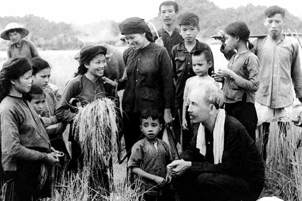 Bác Hồ thăm đồng bào Hùng Sơn, xã Phục Linh, huyện Đại Từ, tỉnh Thái Nguyên năm 1954. Ảnh tư liệu
