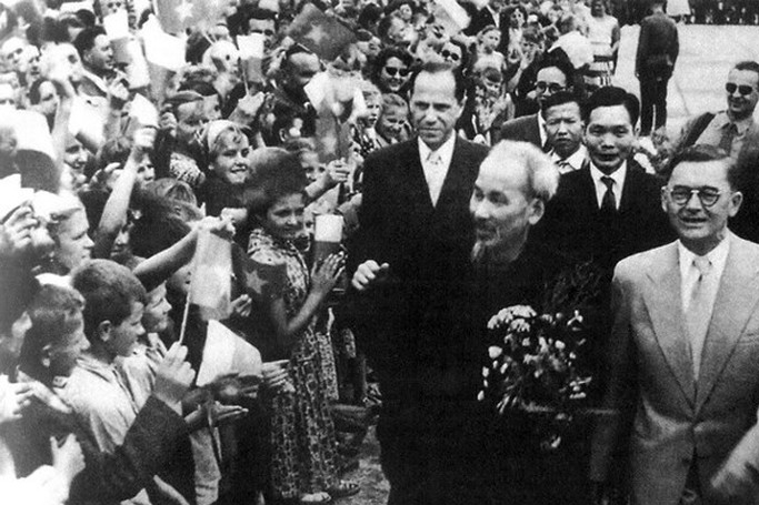 Nhân dân Ba Lan nồng nhiệt đón chào Chủ tịch Hồ Chí Minh và Đoàn đại biểu Chính phủ Việt Nam Dân chủ Cộng hòa, tháng 7/1957. Ảnh tư liệu