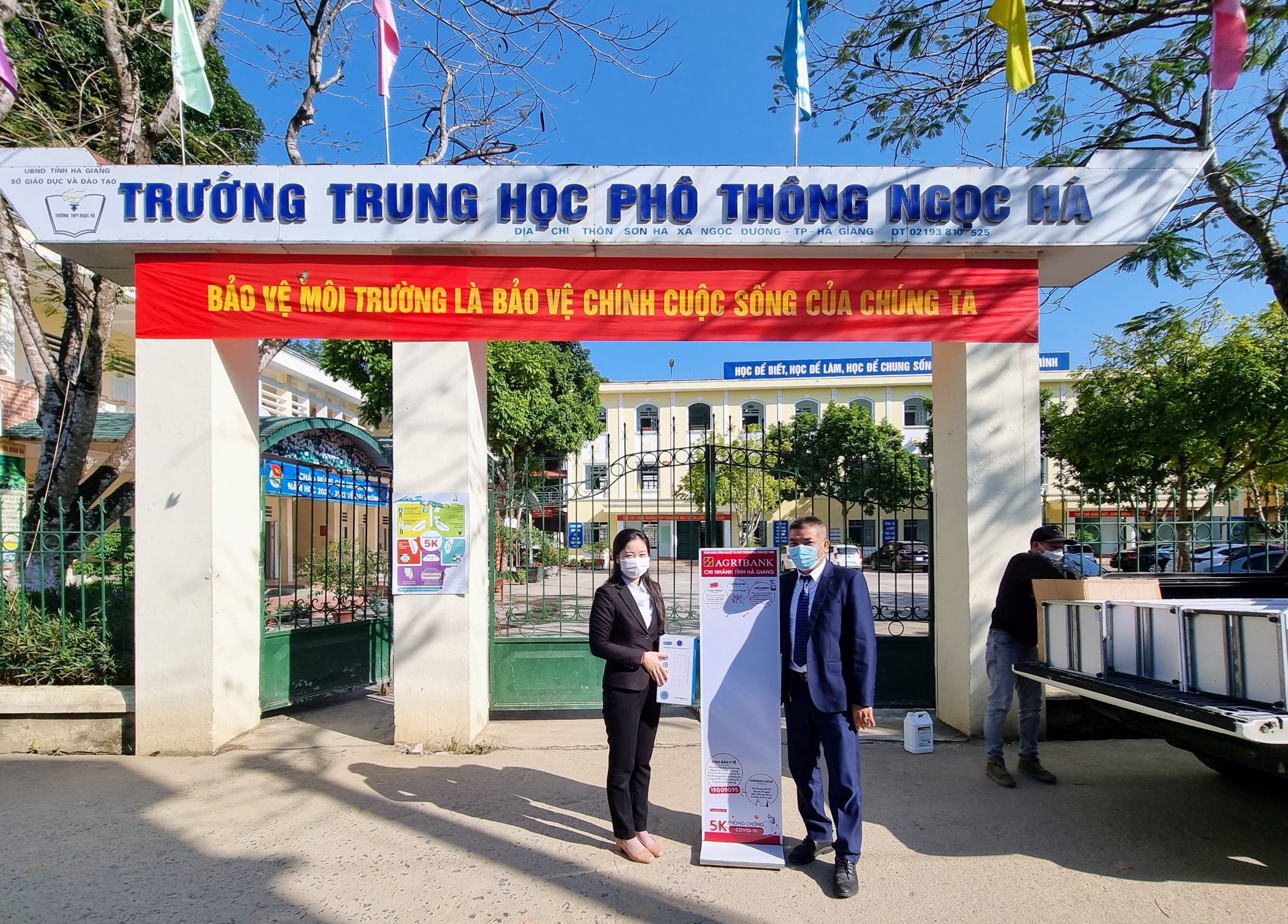 Lắp đặt máy phun khử khuẩn kết hợp đo thân nhiệt tự động tại trường THPT Ngọc Hà.