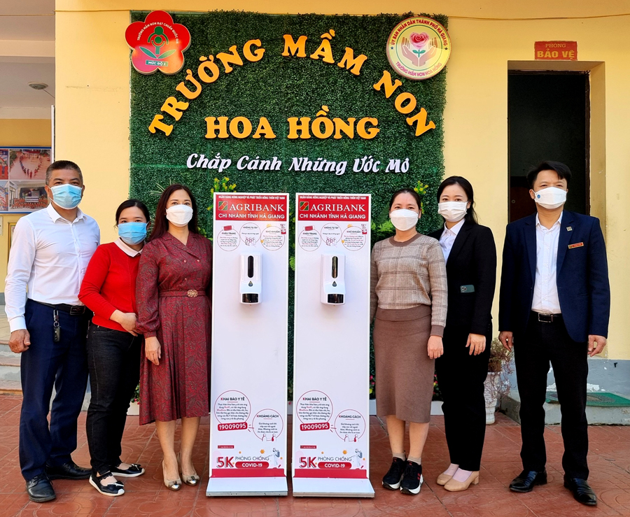 Lắp đặt máy phun khử khuẩn kết hợp đo thân nhiệt tự động tại trường Mầm non Hoa Hồng.