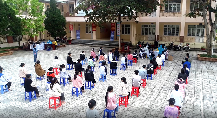 Điểm tiêm cho các em học sinh tại Trường PTDT Nội trú THPT tỉnh