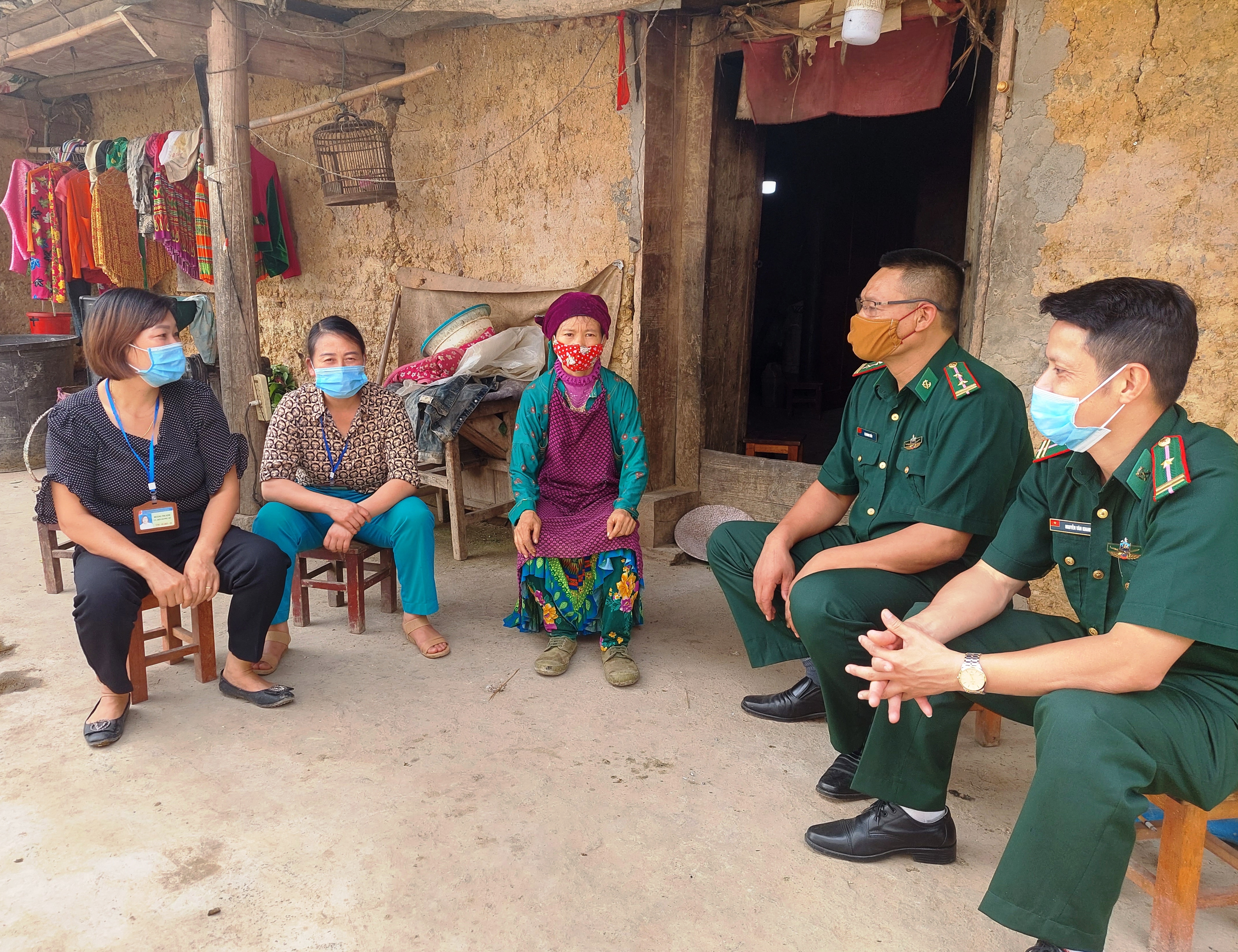 Cán bộ, chiến sỹ Đồn Biên phòng Lũng Cú phối hợp với cán bộ xã Lũng Cú (Đồng Văn) tuyên truyền, vận động người dân bảo vệ chủ quyền biên giới.