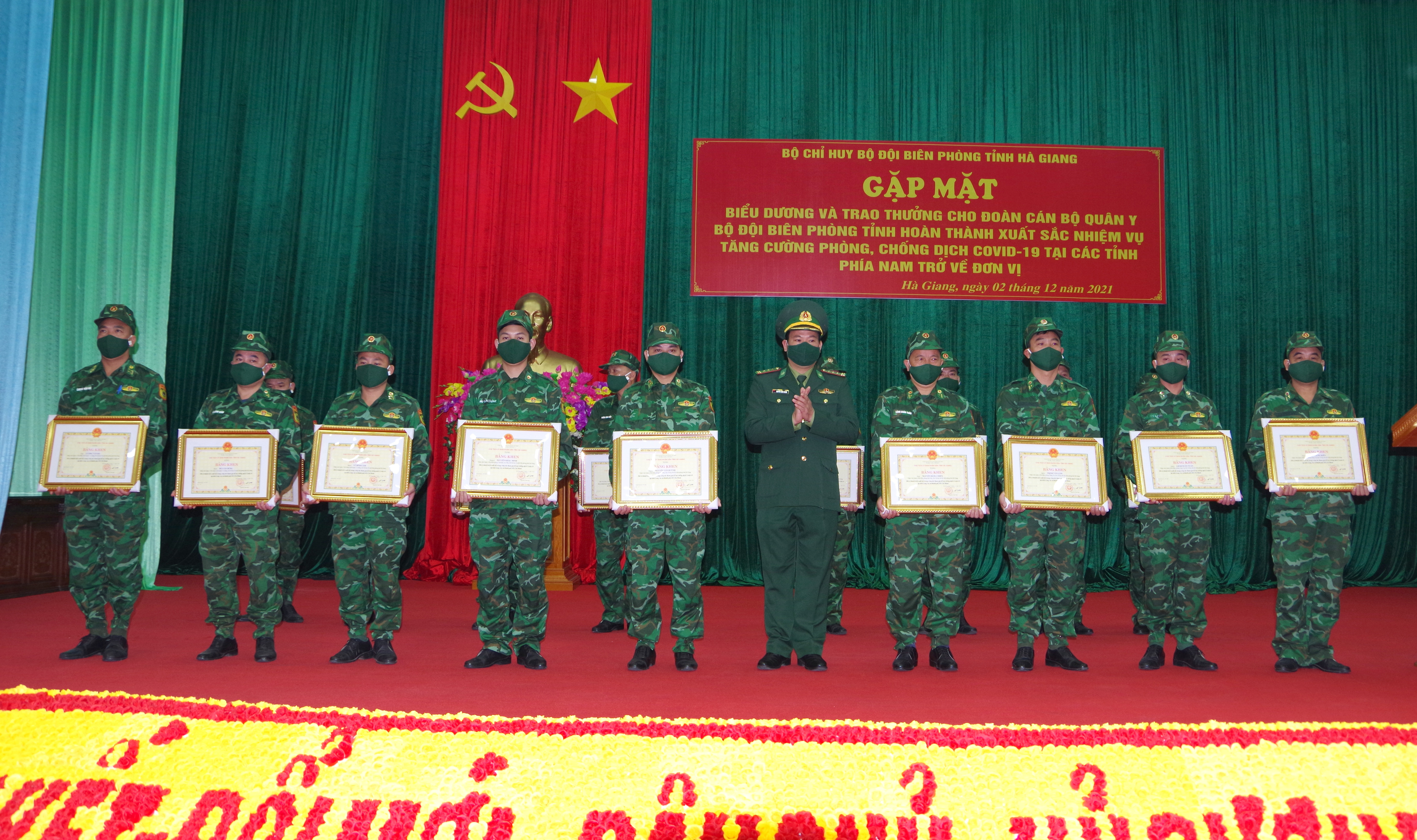 Lãnh đạo Bộ Chỉ huy BĐBP tỉnh trao Bằng khen của UBND tỉnh cho các đồng chí quân y.