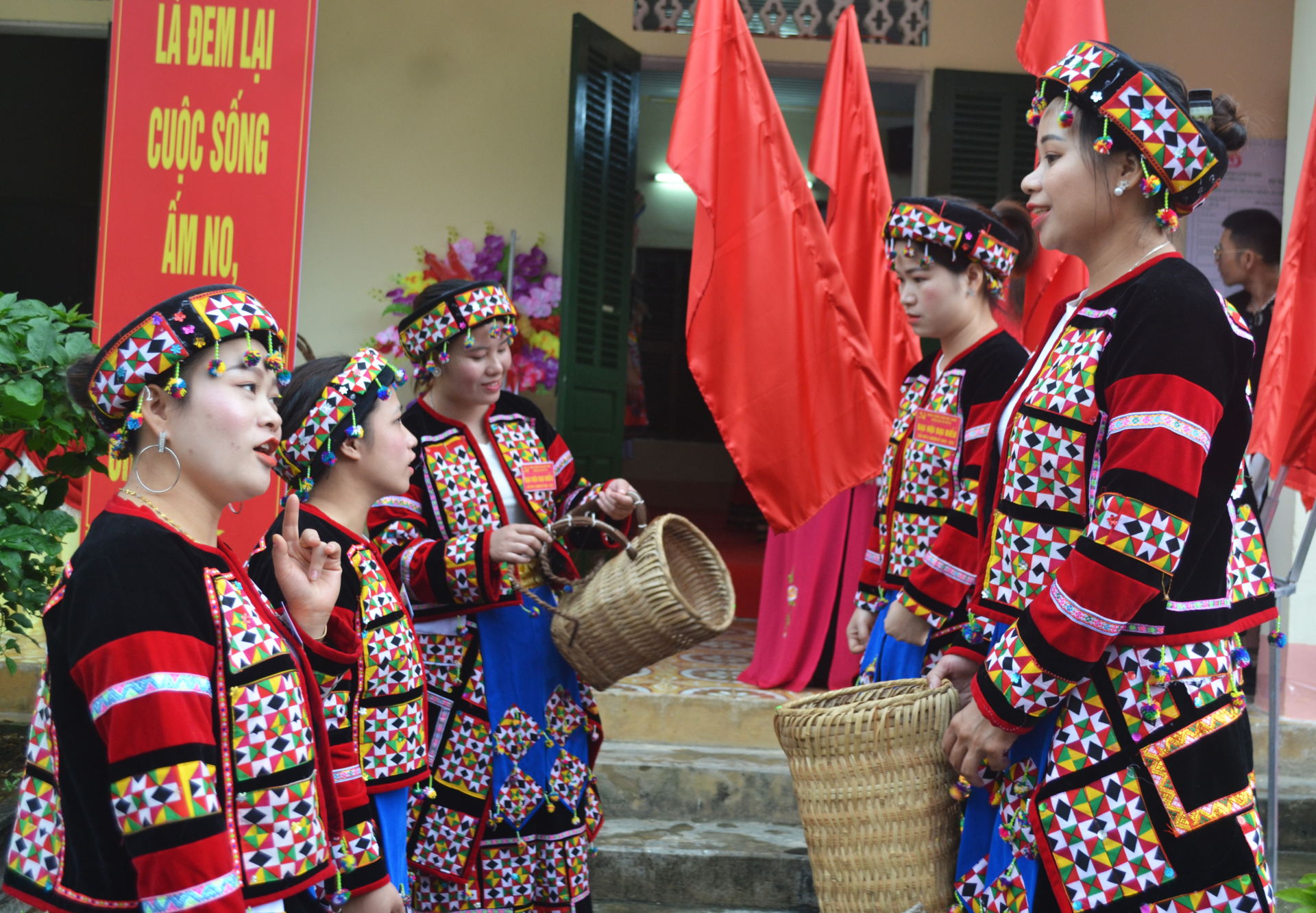 Người Lô Lô xã Pả Vi vẫn giữ được trang phục truyền thống.