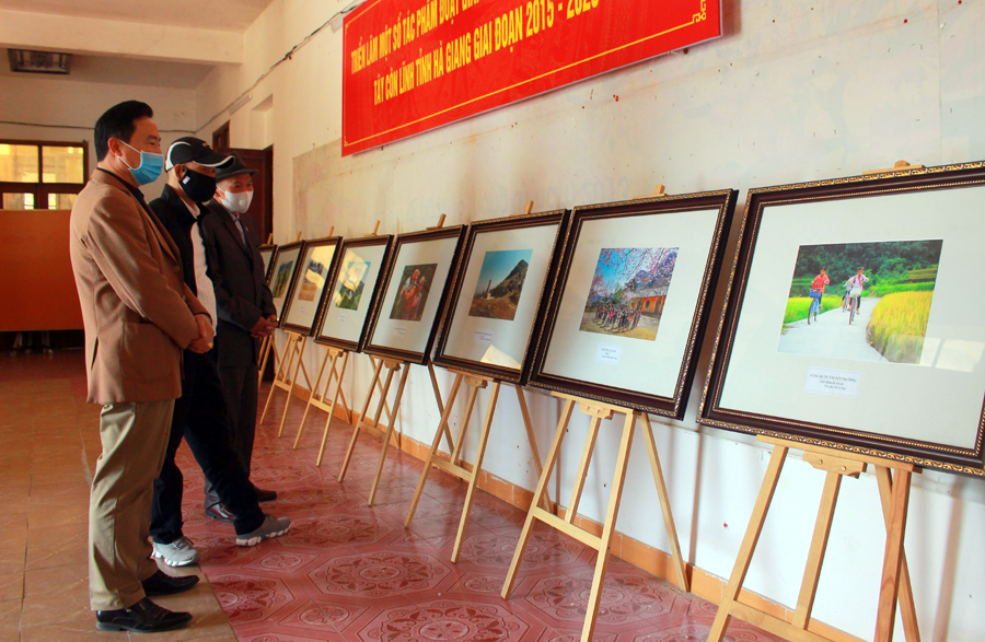 Các đại biểu xem triển lãm một số tác phẩm đạt giải