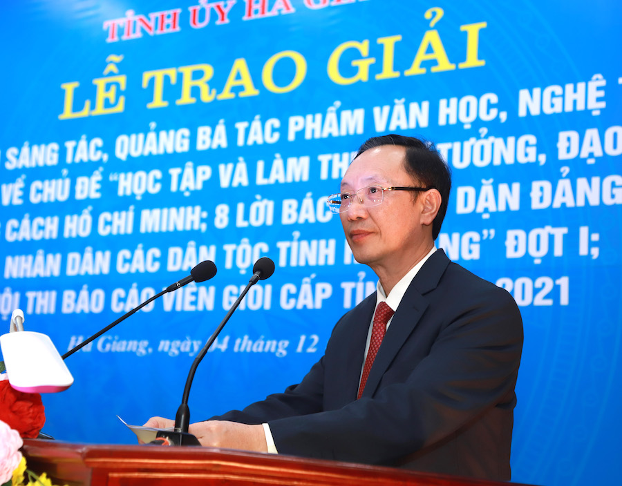 Phó Bí thư Thường trực Tỉnh ủy, Chủ tịch HĐND tỉnh Thào Hồng Sơn phát biểu phát động Cuộc thi sáng tác, quảng bá tác phẩm VHNT, báo chí về chủ đề 