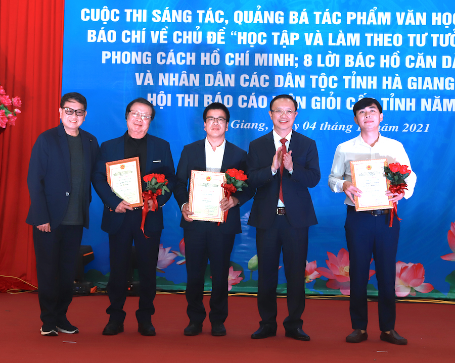 Phó Bí thư Thường trực Tỉnh ủy, Chủ tịch HĐND tỉnh Thào Hồng Sơn và Nhạc sĩ, Nghệ sĩ nhân dân Đức Trịnh trao giải A loại hình Văn học - nghệ thuật và giải Quảng bá cho Báo Hà Giang