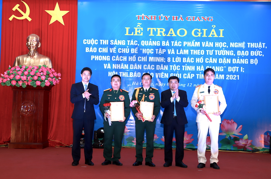 Phó Bí thư Tỉnh ủy Nguyễn Mạnh Dũng và Trưởng ban Tuyên giáo Tỉnh ủy Vũ Mạnh Hà trao giải B Hội thi Báo cáo viên giỏi cấp tỉnh