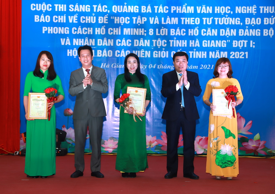 Bí thư Tỉnh ủy Đặng Quốc Khánh và Phó Bí thư Tỉnh ủy Nguyễn Mạnh Dũng trao giải A cho các tác giả loại hình Báo viết và Phát thanh - Truyền hình Cuộc thi sáng tác, quảng bá tác phẩm văn học, nghệ thuật báo chí về Chủ đề: 