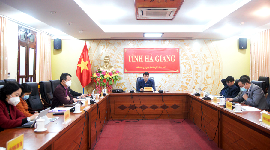 Phó Chủ tịch Thường trực UBND tỉnh và lãnh đạo một số sở, ngành dự hội nghị tại điểm cầu của tỉnh.