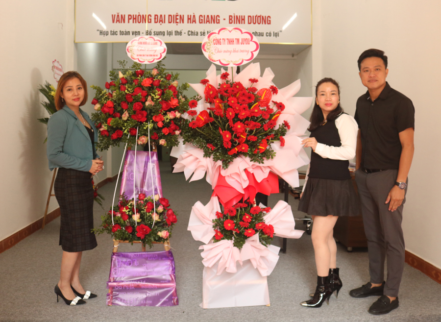 Đại diện các đơn vị tặng hoa chúc mừng.
