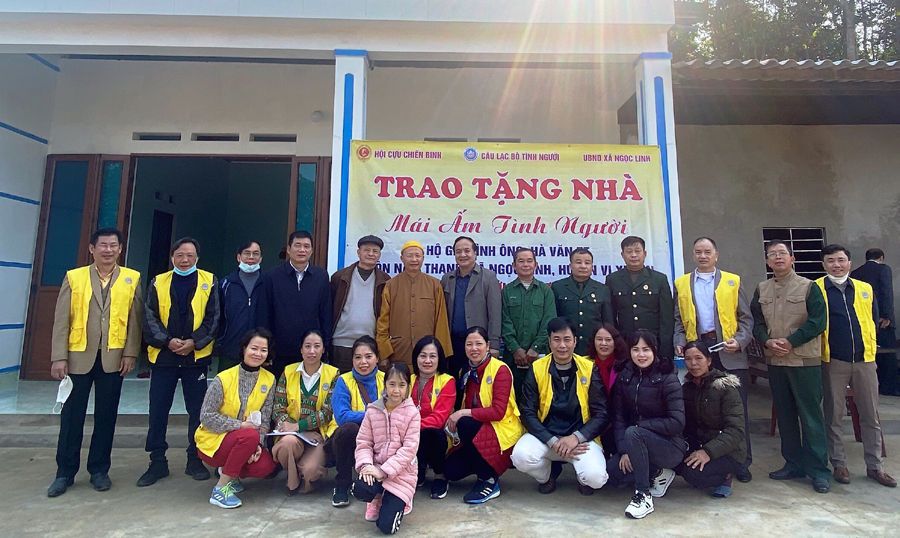 Các đơn vị chụp ảnh lưu niệm tại buổi trao tiền hỗ trợ.